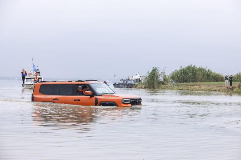 车轮破浪!纵横G700成功横渡长江