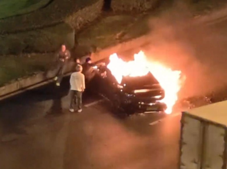 电动车碰撞起火再酿悲剧,车门救援失败谁之过?