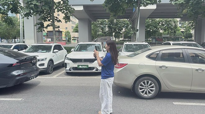 黄小清在直播中