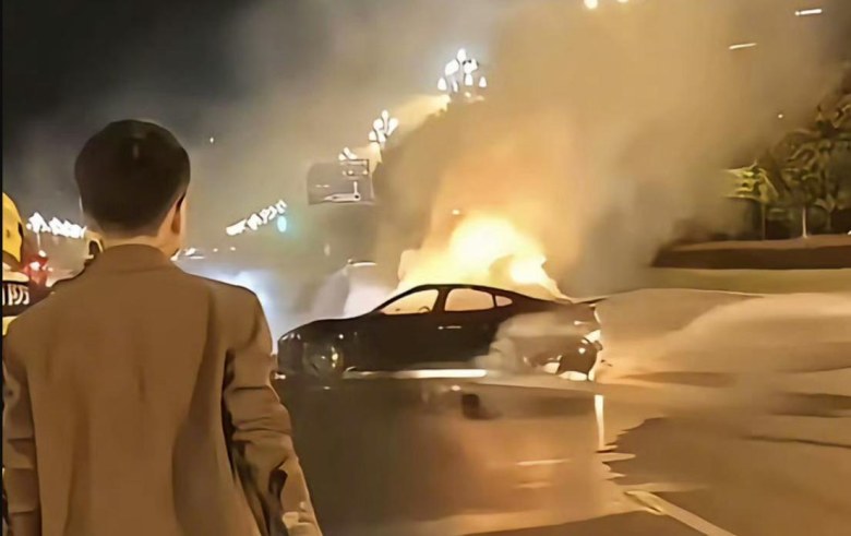 电动车碰撞起火再酿悲剧,车门救援失败谁之过?