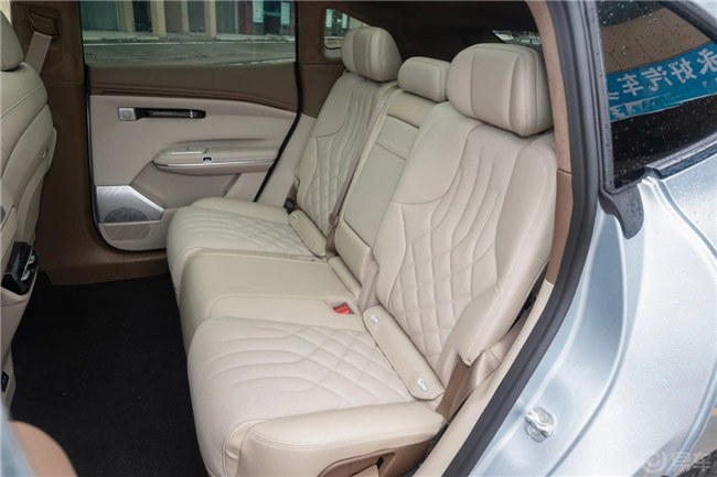 昊铂HT后排宽敞空间