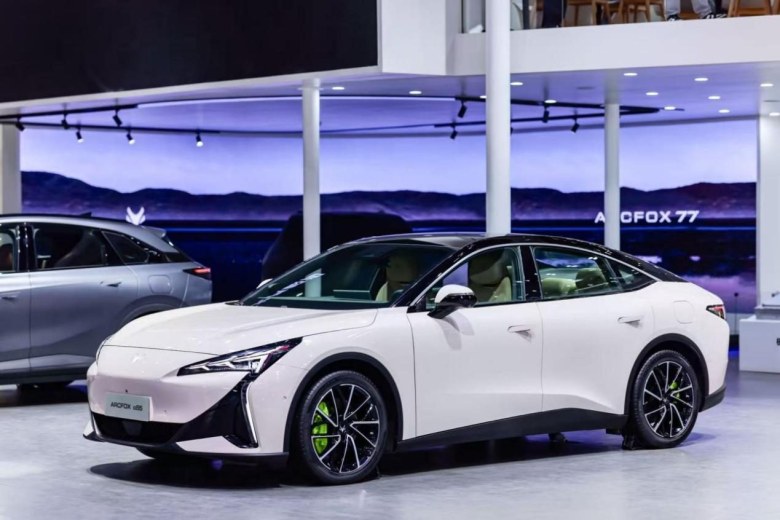 极狐月销破2万！广州车展揭秘“现象级引力场”