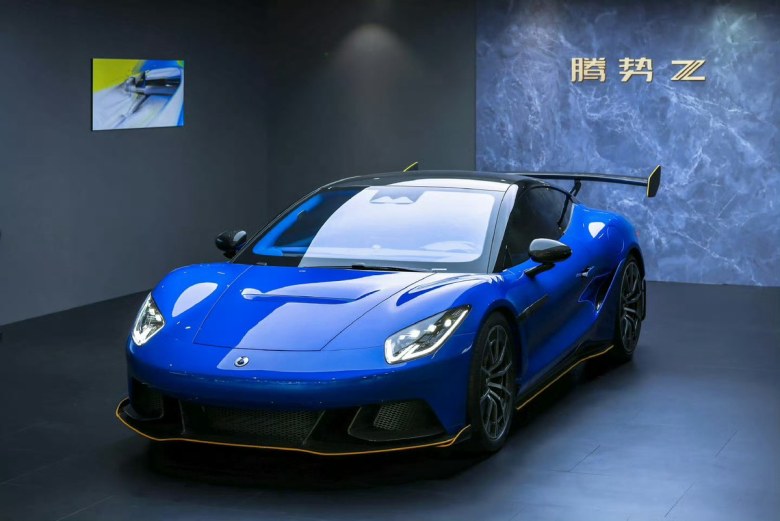 900马力、3秒破百!腾势Z无伪装实车曝光,叫板保时捷718!