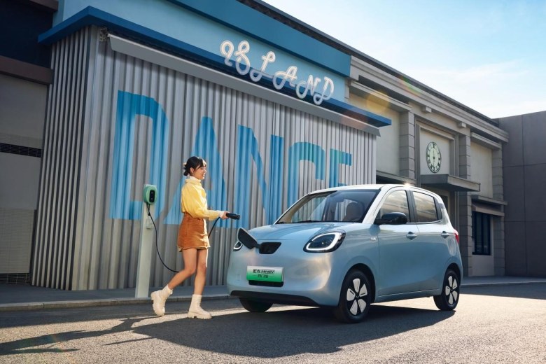 宏光MINIEV四门版推出301km续航车型，置换补贴价5.28万元