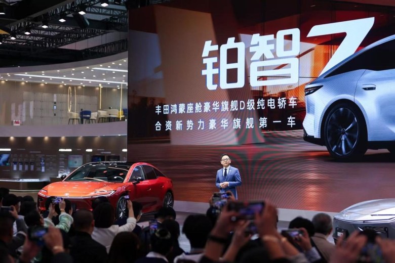 行业首个“豪华新三件”！铂智7强势入局20万级豪华纯电轿车