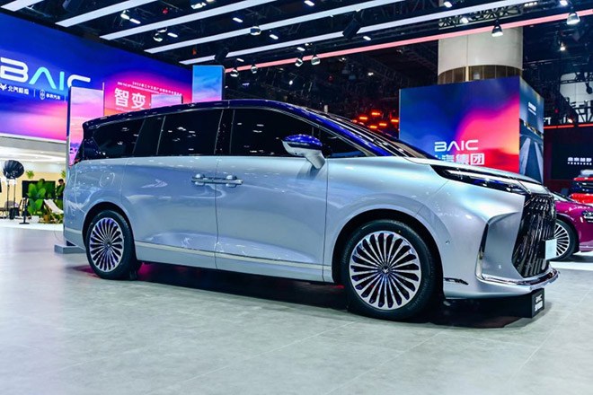 极狐首款中大型豪华MPV原型车