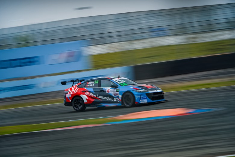 收官之战落幕！全新凌渡L GTS赛车助力上汽大众333车队夺得2025 CTCC中国杯TCS组年度车队杯冠军