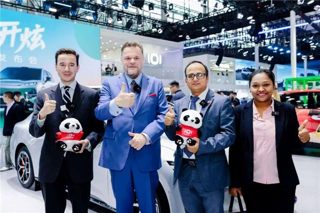 多国外交官的“种草”现场 这台中国车 让他们坐下了就不想走