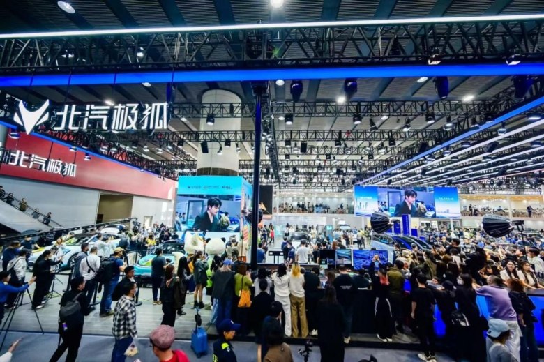 极狐月销破2万！广州车展揭秘“现象级引力场”