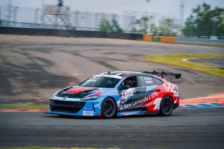 收官之战落幕！全新凌渡L GTS赛车助力上汽大众333车队夺得2025 CTCC中国杯TCS组年度车队杯冠军