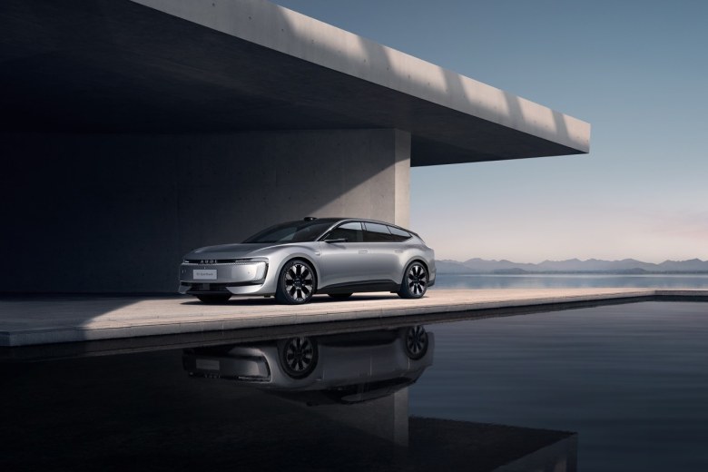 奥迪 E5 Sportback荣膺“2026 CCOY年度车”大奖