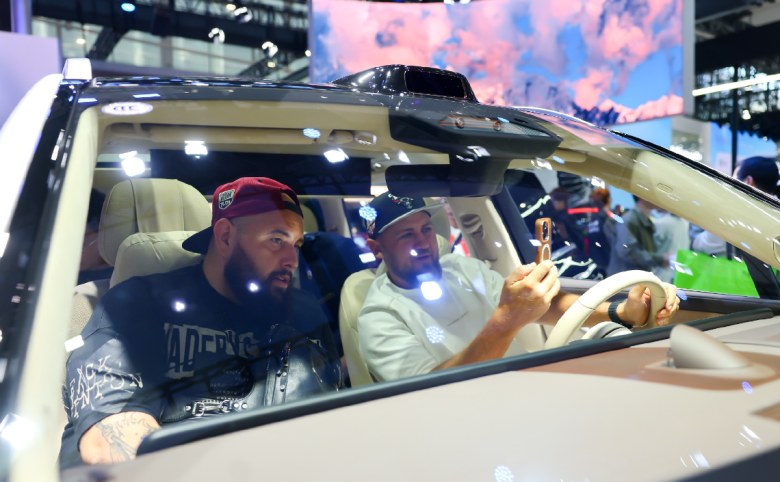 问界百万辆下线，赛力斯靠“借魂”跻身中国车企三强