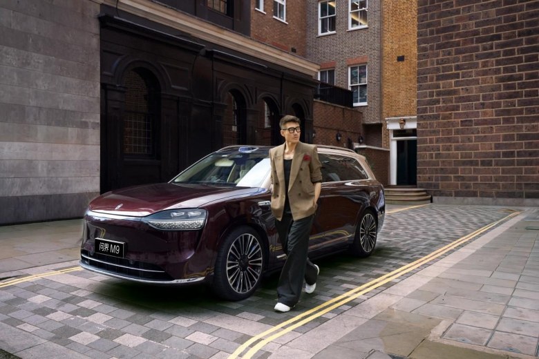 明星车主胡兵探访赛力斯超级工厂，见证问界高端智造真实力