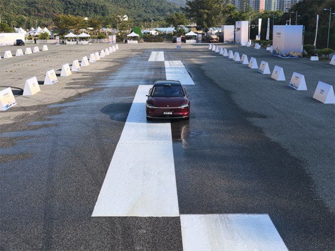 HUAWEI XMC从容试驾 对开湿滑路面