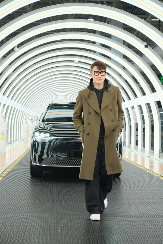 明星车主胡兵探访赛力斯超级工厂，见证问界高端智造真实力