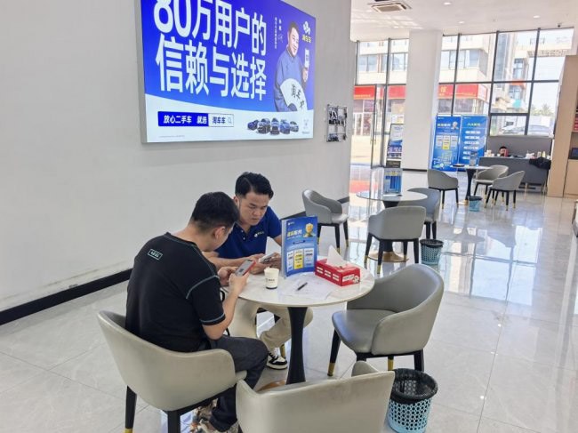 陈世劲（右）在服务客户