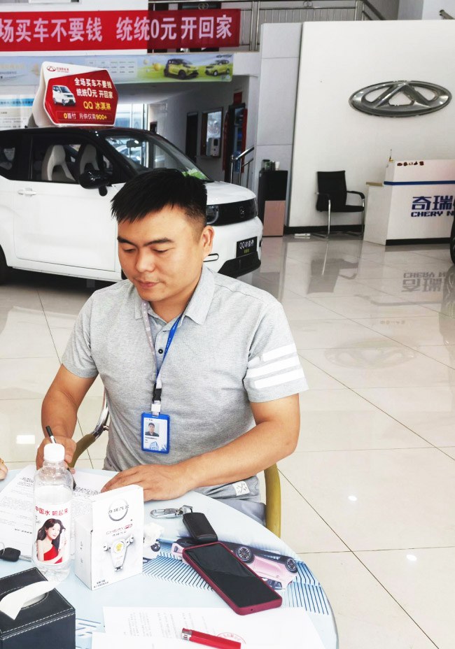 何博正在检查即将签订的合约