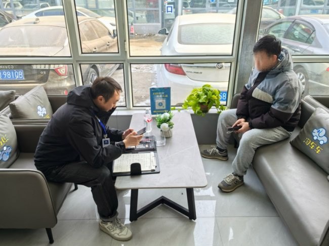 王炳轩（左）在服务客户