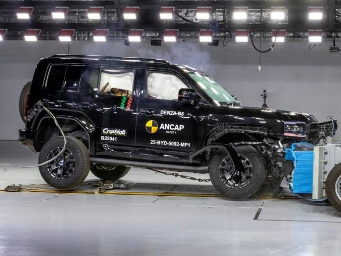 方程豹豹5澳洲安全测试翻车？不，是测试车被它翻掉了