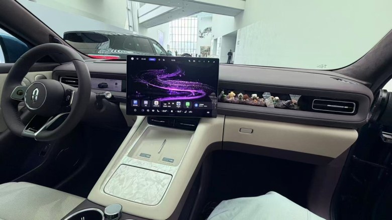 告别“非黑即白”！问界M6内饰官图首曝