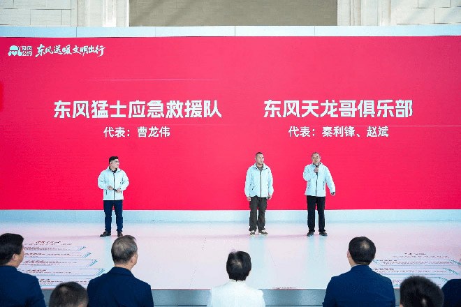 赵斌（左二）、秦利锋（左三）