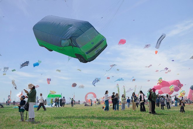 风景i“真车”风筝惊艳潍坊风筝会 外国友人看呆