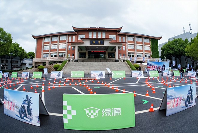 AI时代两轮出行 绿源智慧双核 战神S86重磅发布