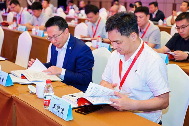 协会领导悉心研读橙皮书