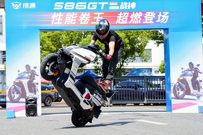 AI时代两轮出行 绿源智慧双核 战神S86重磅发布