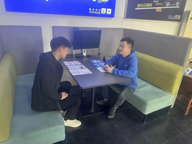 戴晓坤(右)和客户沟通中