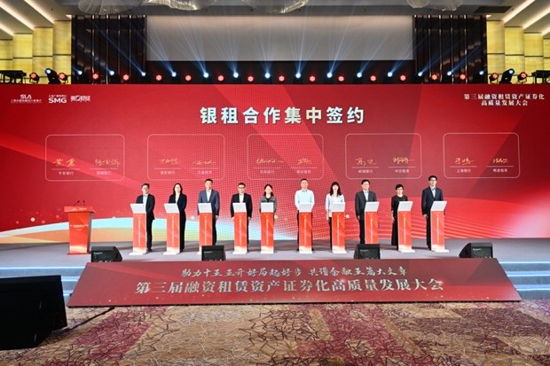 易鑫高级副总裁陈霈然（右一）与上海银行浦东分行现场签约