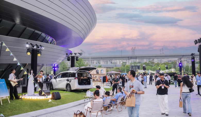 传祺首届用户大会暨MPV之夜发布祺享计划,M8、E8焕新上市
