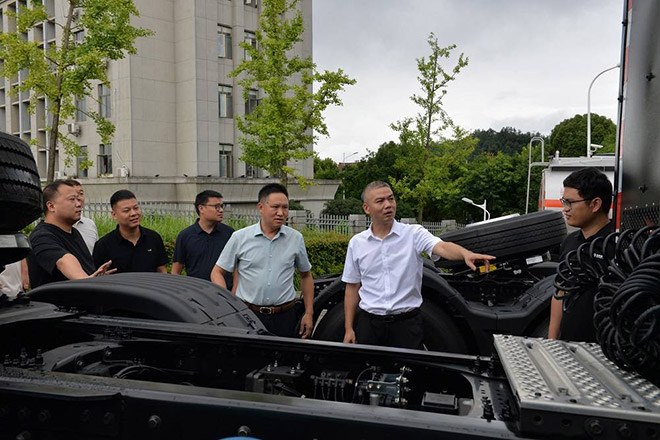 东风商用车十堰物流产销对接会现场签约130 台