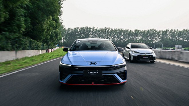 到场嘉宾驾驶Elantra N TCR Edition和GR YARIS于赛道中驰骋