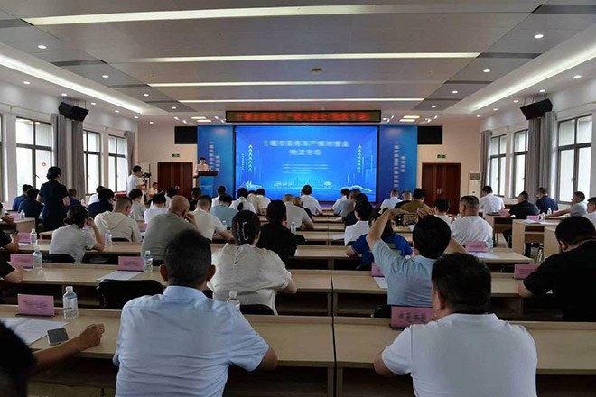 东风商用车十堰物流产销对接会现场签约130 台
