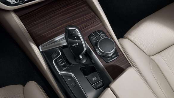 宝马5系带自适应模式的驾驶体验控制系统